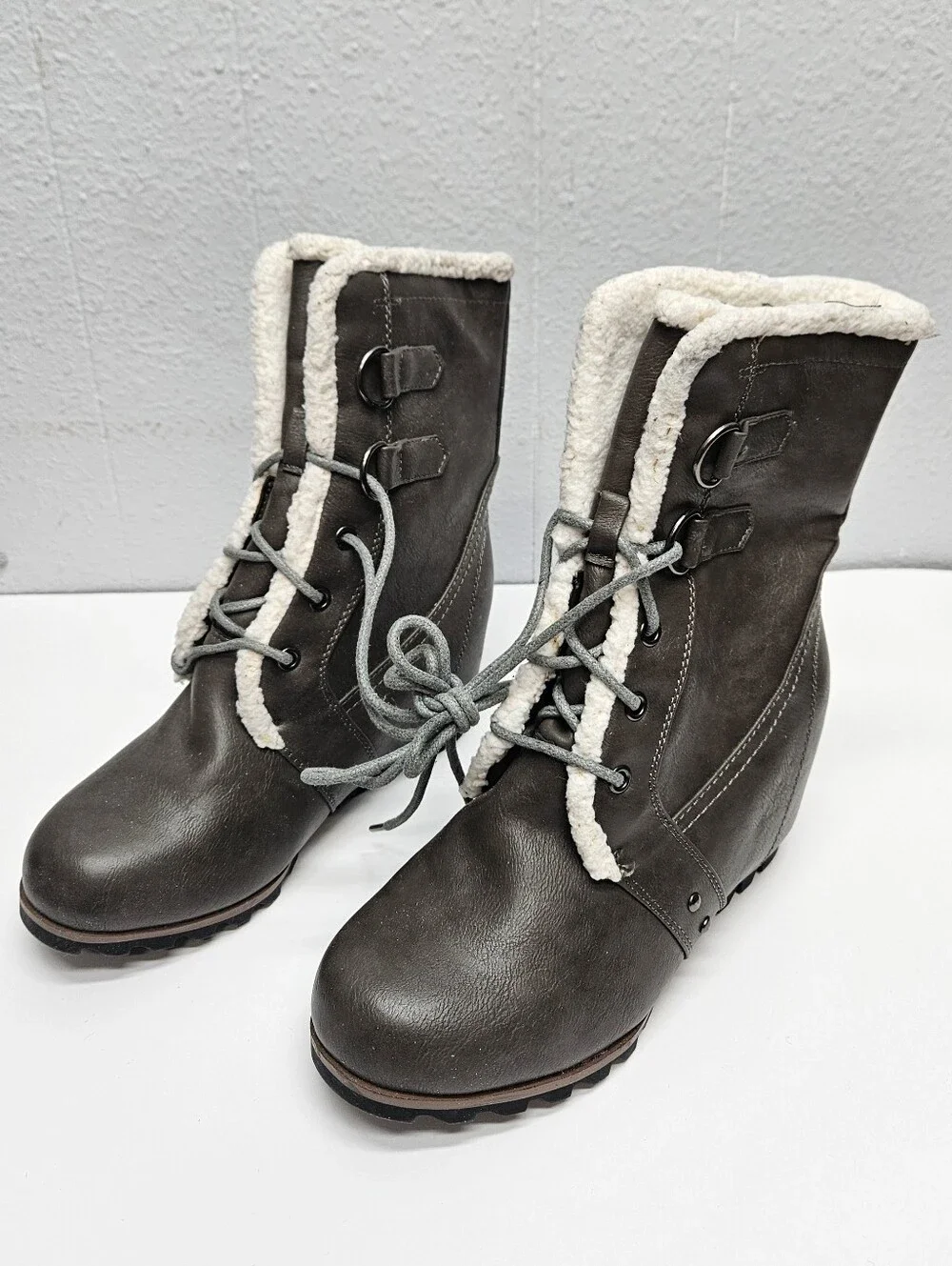 NWOT Time and Tru Lace-Up Sherpa Lined Snow Wedge Boots Womens 8 Outdoor Winter